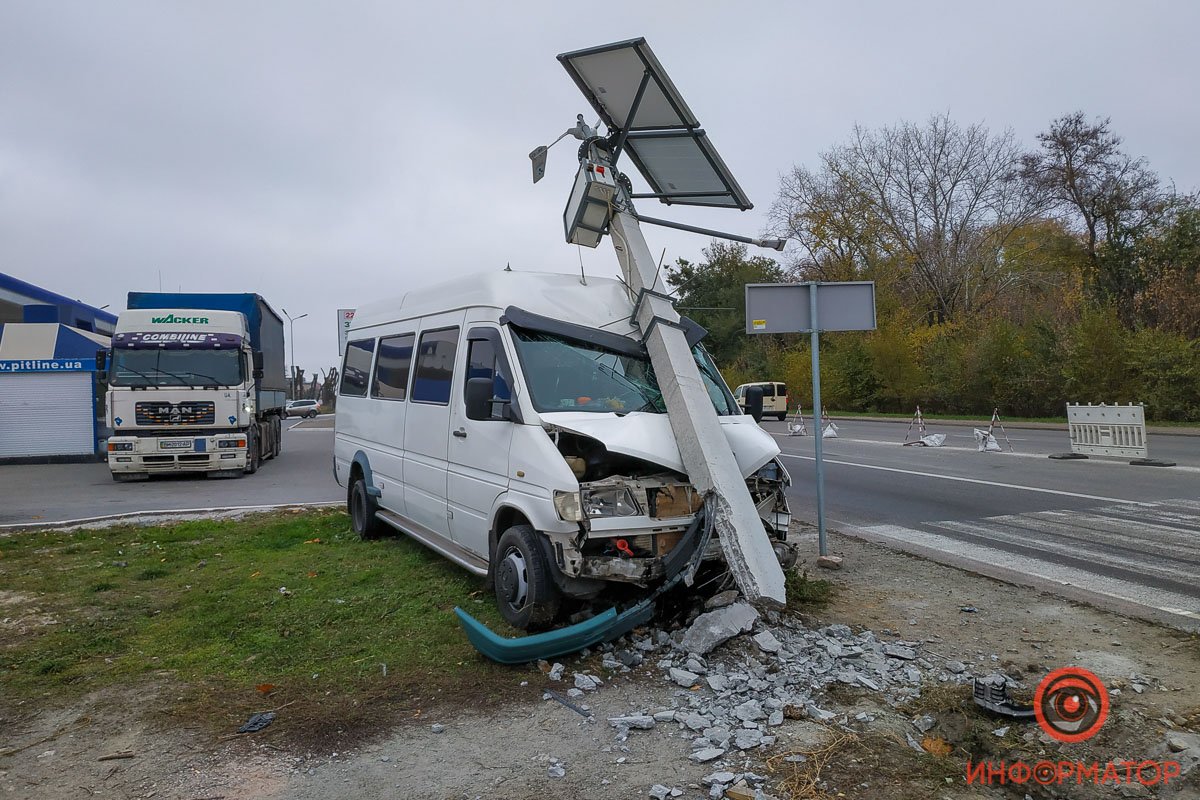 На Криворожском шоссе Mercedes Sprinter врезался в столб На Криворожском шоссе Mercedes Sprinter врезался в столб