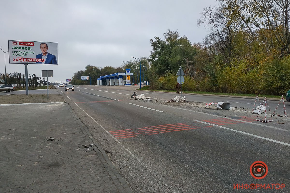 На неосвещенном участке дороги мужчина не заметил в левой полосе предупреждающие знаки о ремонтных работах На неосвещенном участке дороги мужчина не заметил в левой полосе предупреждающие знаки о ремонтных работах