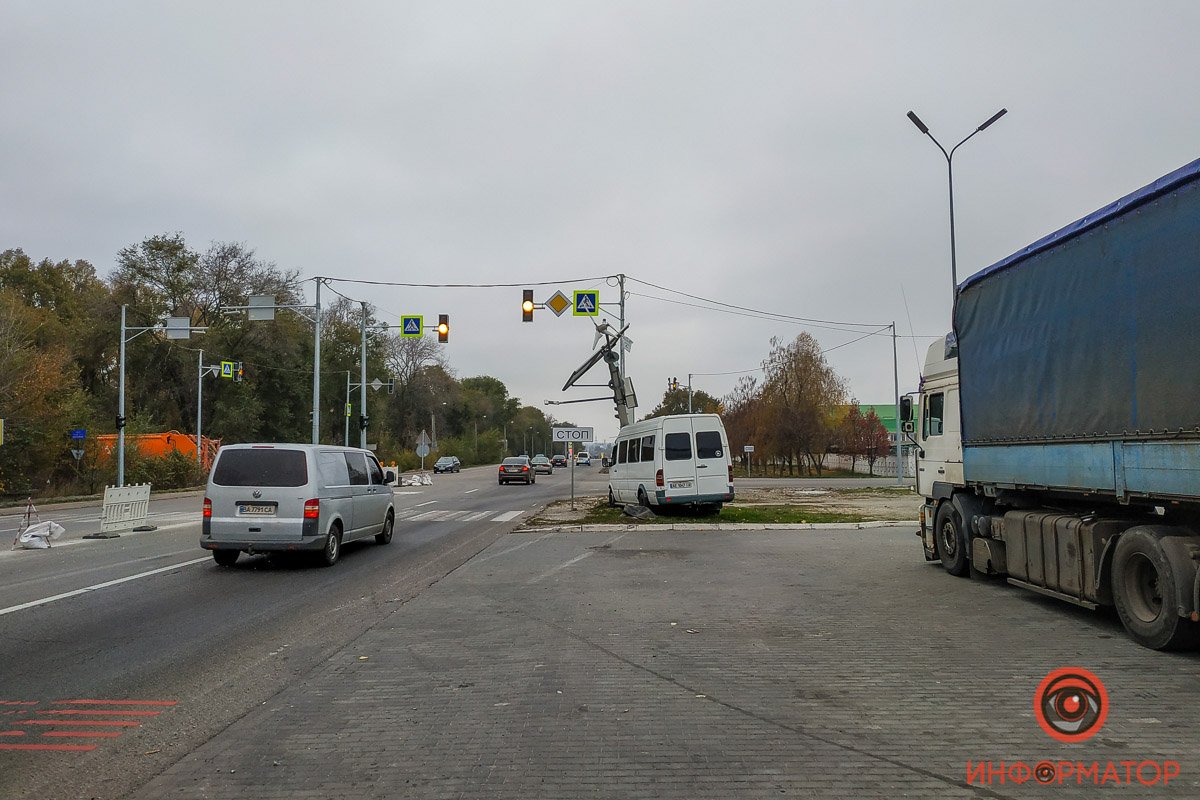 Микроавтобус левым колесом наехал на мешки, водитель потерял управление, после чего Mercedes пересек 2 полосы и врезался в столб Микроавтобус левым колесом наехал на мешки, водитель потерял управление, после чего Mercedes пересек 2 полосы и врезался в столб