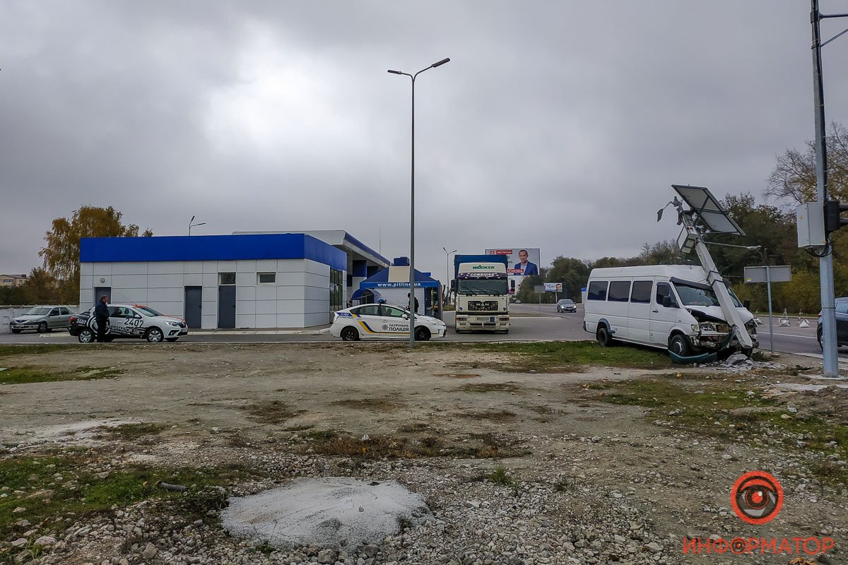 Водитель получил травму переносицы, медики оказали ему помощь на месте. От госпитализации пострадавший отказался Водитель получил травму переносицы, медики оказали ему помощь на месте. От госпитализации пострадавший отказался