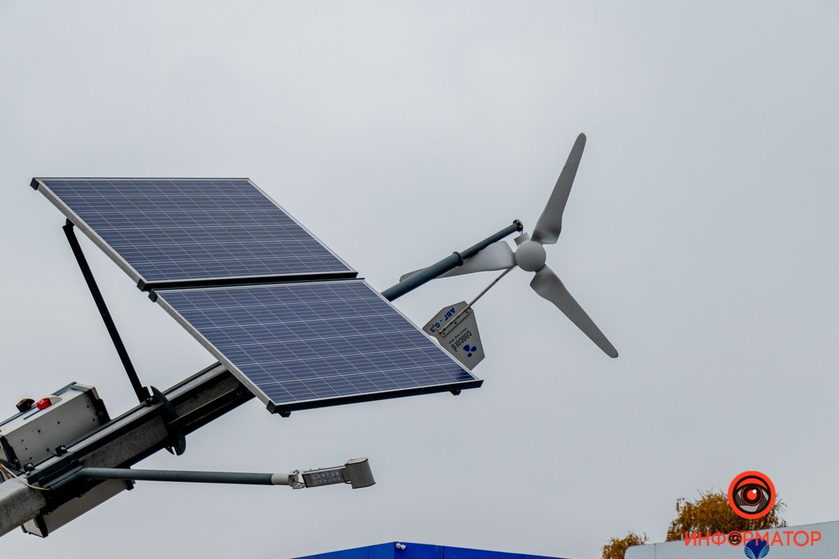 Ожидается приезд автокрана, который должен убрать столб Ожидается приезд автокрана, который должен убрать столб