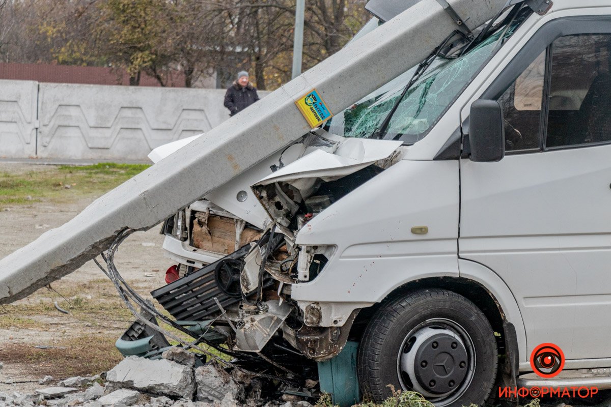 После этого микроавтобус эвакуируют После этого микроавтобус эвакуируют