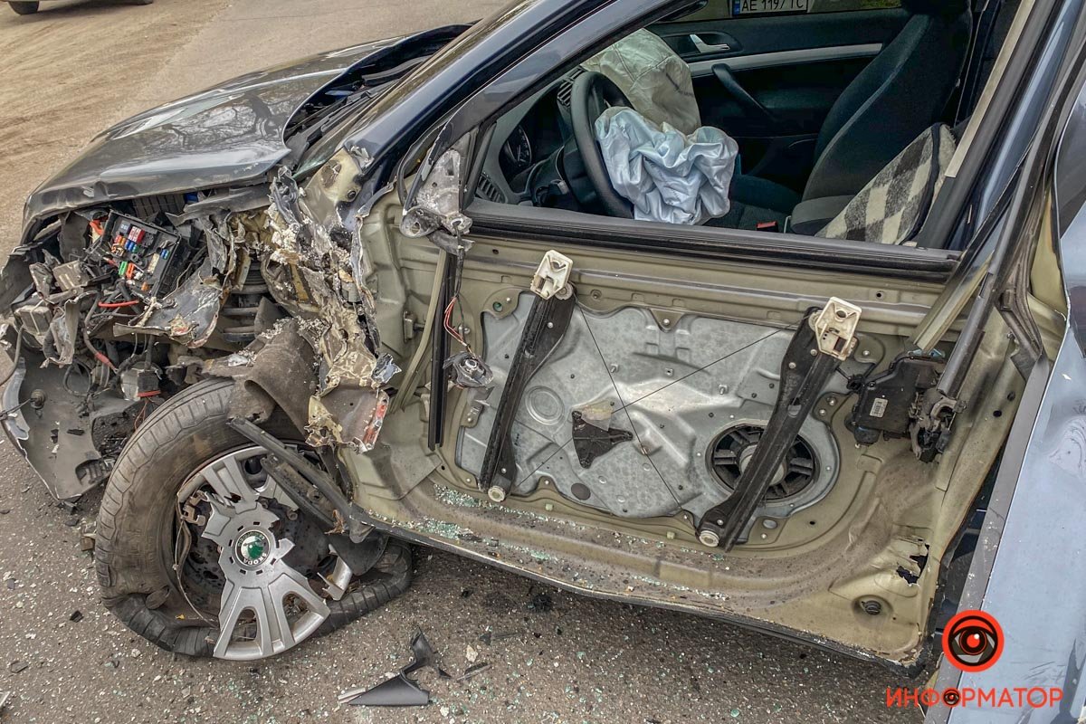 Мужчина, который был за рулем автомобиля, серьезных травм не получил Мужчина, который был за рулем автомобиля, серьезных травм не получил