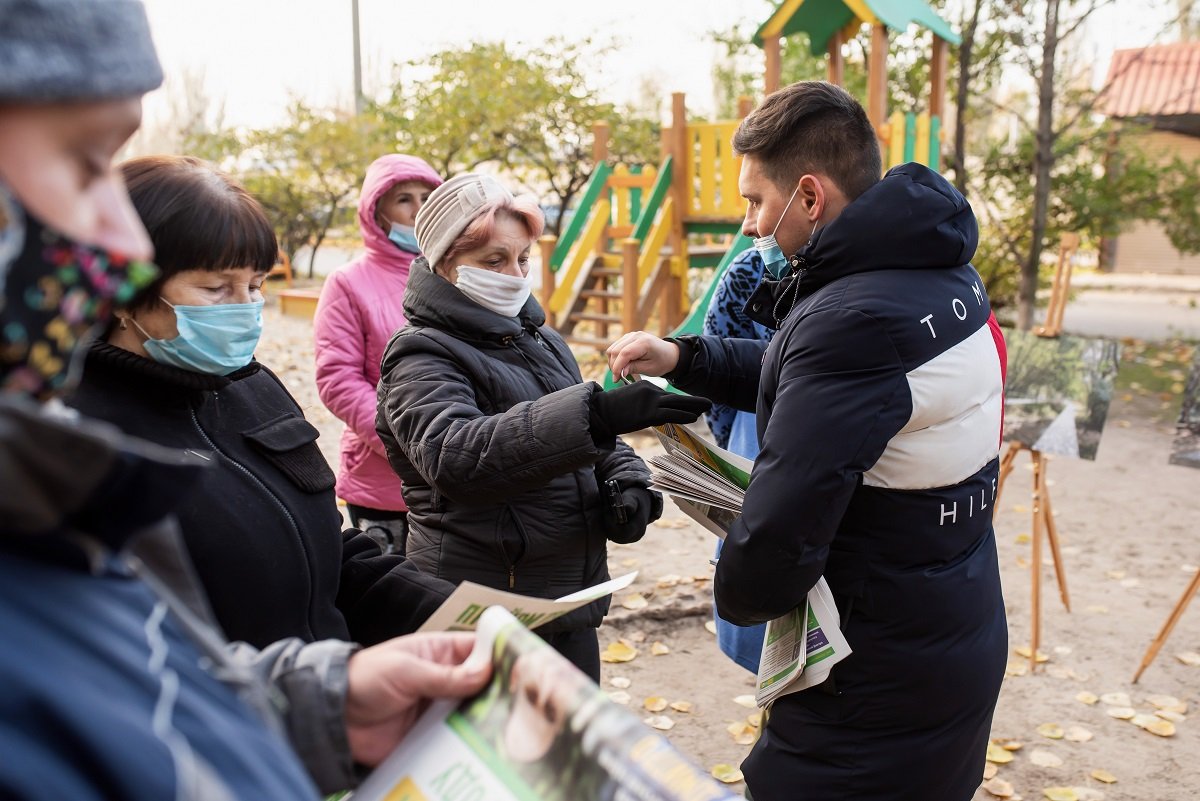 Сквер находится рядом с большим рынком и дорогой с активным транспортным движением