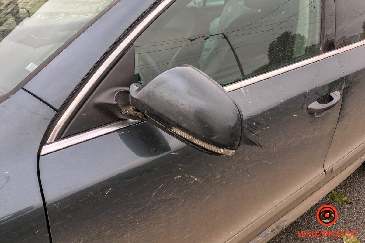 Skoda зацепила женщину левым боковым зеркалом