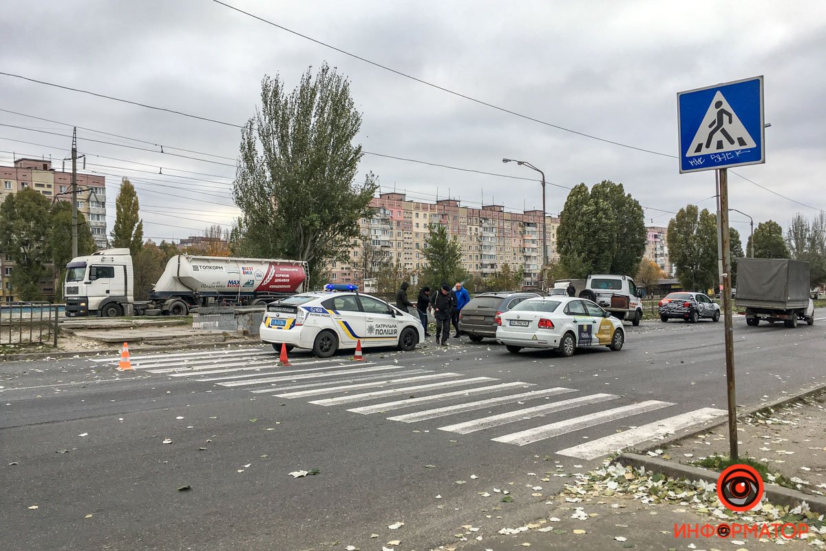 Женщина переходила дорогу по пешеходному переходу