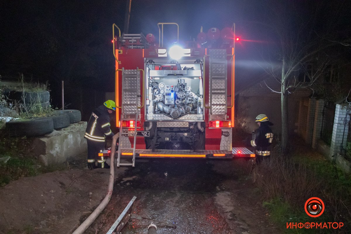 К тушению огня привлекли 2 единицы техники и 10 человек личного состава К тушению огня привлекли 2 единицы техники и 10 человек личного состава