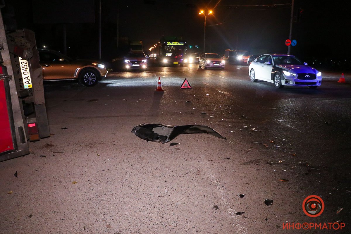 С улицы Каштановой, от METRO, на запрещающий сигнал светофора на трассу выезжал грузовик С улицы Каштановой, от METRO, на запрещающий сигнал светофора на трассу выезжал грузовик