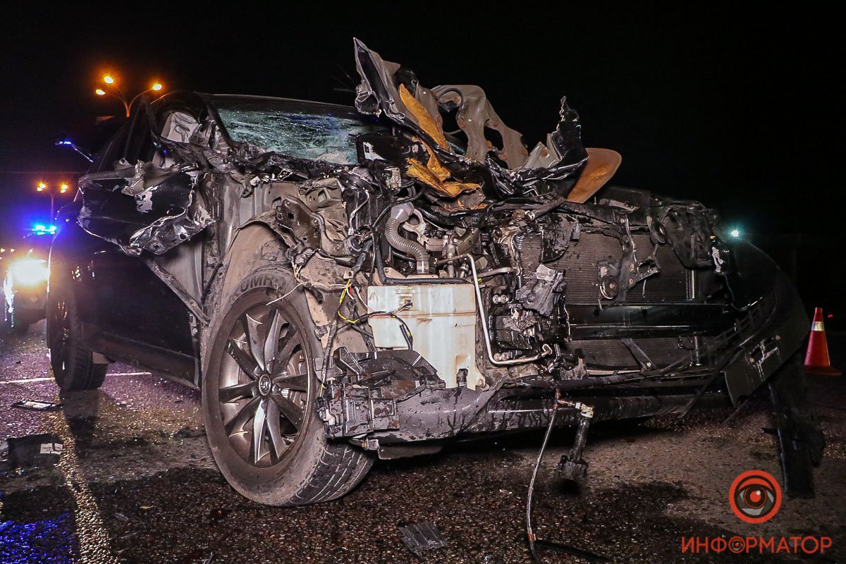 Кран должен поставить грузовик на колеса Кран должен поставить грузовик на колеса