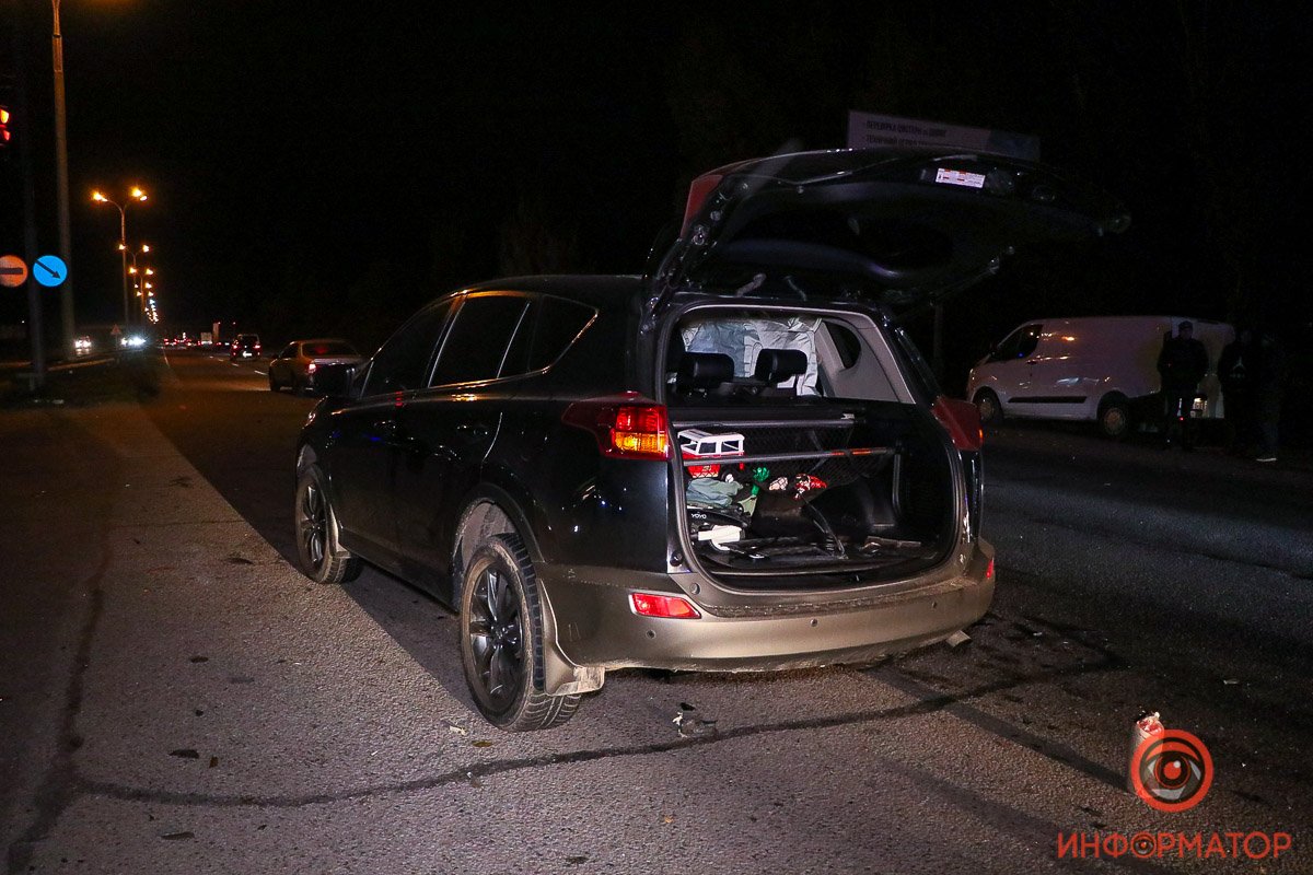 Авто в левой полосе трассы Авто в левой полосе трассы