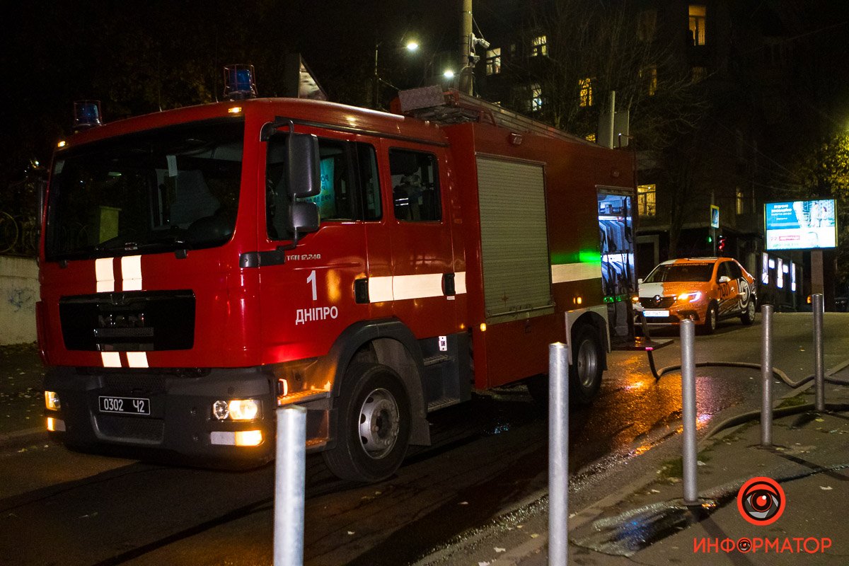 Горящий автомобиль стал помехой для движения по Крутогорному спуску в сторону набережной Горящий автомобиль стал помехой для движения по Крутогорному спуску в сторону набережной