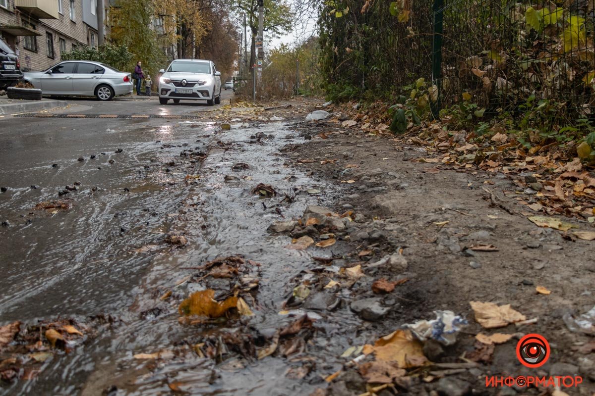 Непрерывный поток воды бежит по проезжей части, заливая кварталы ниже Непрерывный поток воды бежит по проезжей части, заливая кварталы ниже