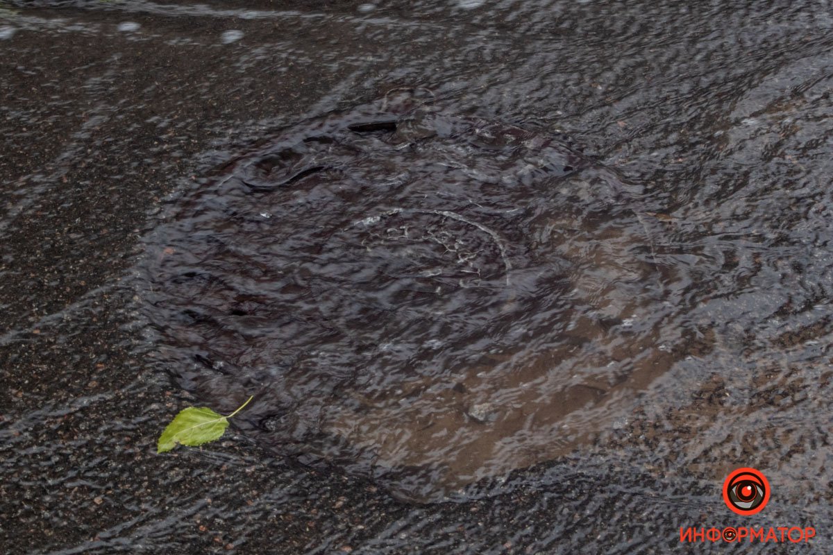 Вода бьет из-под люка в районе дома № 8 Вода бьет из-под люка в районе дома № 8