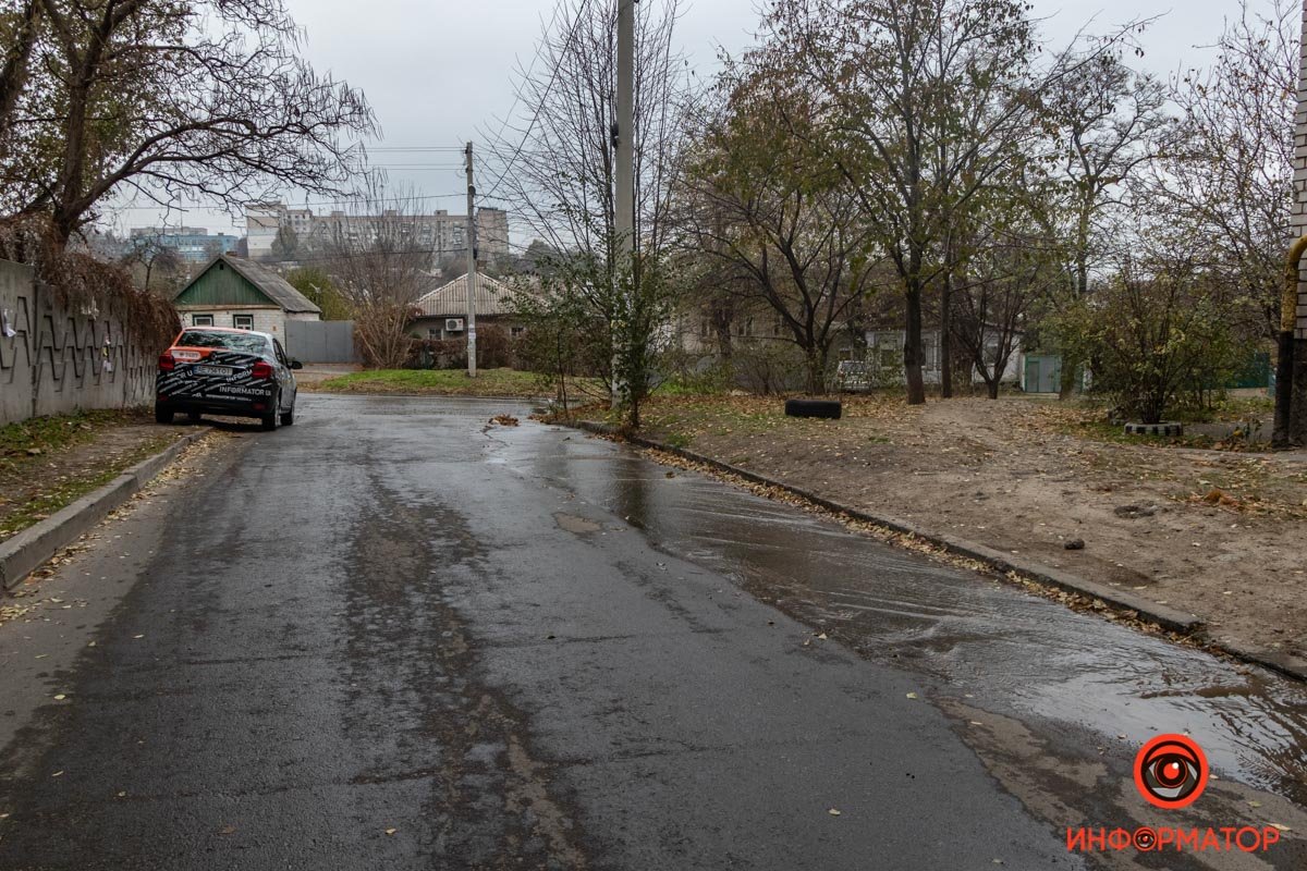 Поток воды бежит к улице Богданова и частично заливает Виноградную Поток воды бежит к улице Богданова и частично заливает Виноградную
