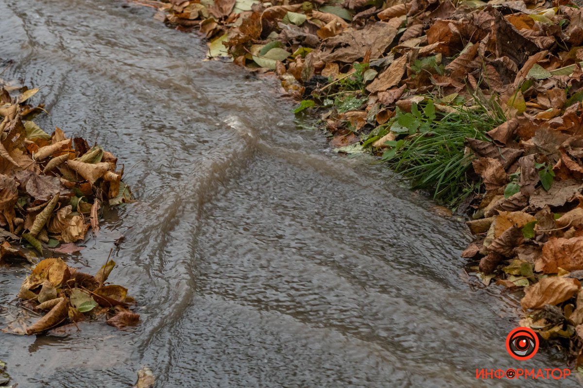Со слов местных жителей, авария на водопроводе произошла еще ночью Со слов местных жителей, авария на водопроводе произошла еще ночью