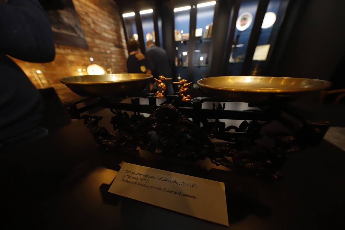 Среди экспонатов - екатеринославский кирпич, пианино начала ХХ века, документы об образовании