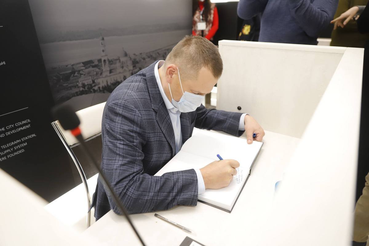 Артефакты из личной коллекции также передал и мэр Днепра Борис Филатов