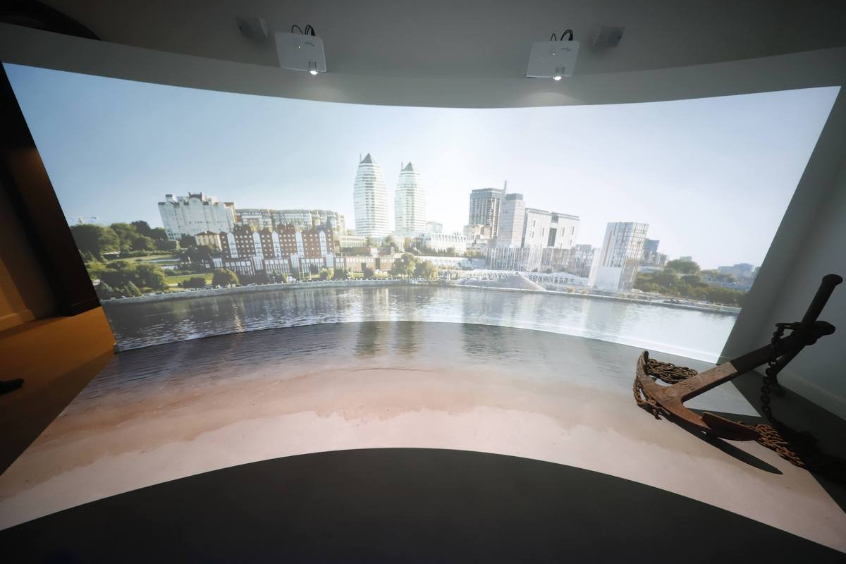 Сейчас на первом этаже музея расположены пять залов, оборудованных современной акустической системой, проекторами и информационными панелями