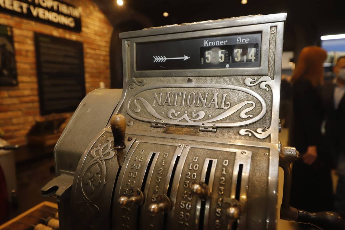 Также в музее можно воспользоваться кассовым аппаратом 1912 года, на настоящих весах с «Озерки» 1950-х - взвесить различные товары