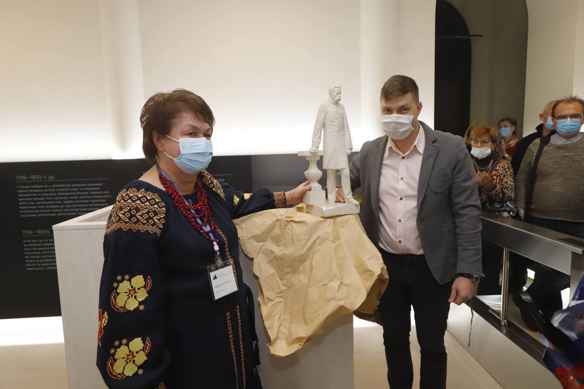 Есть ряд экспозиций, посвященных архитектуре, и возможность увидеть виртуальную квартиру с лепниной екатеринославских времен