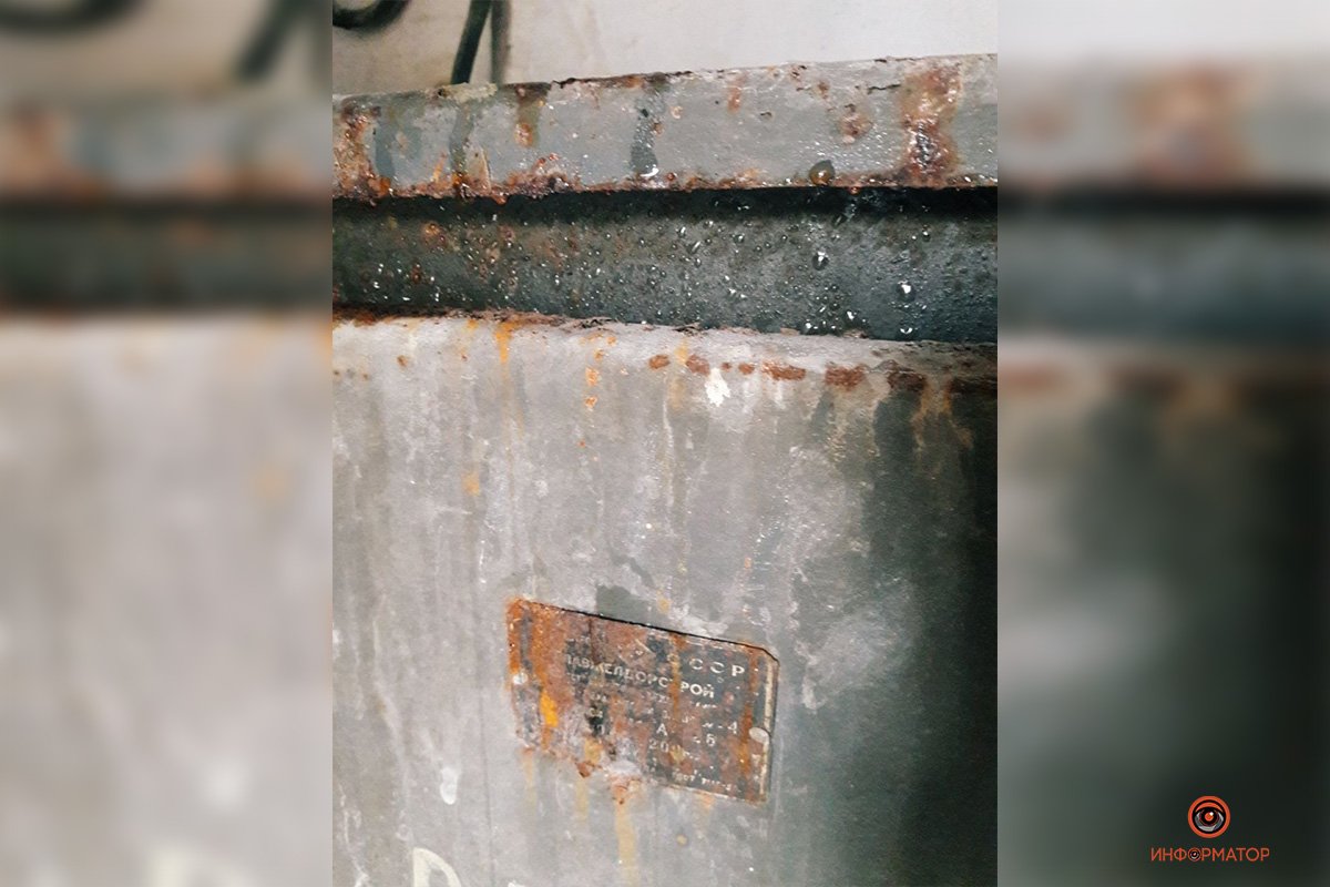 Конденсат оседает на электрощитовой Конденсат оседает на электрощитовой