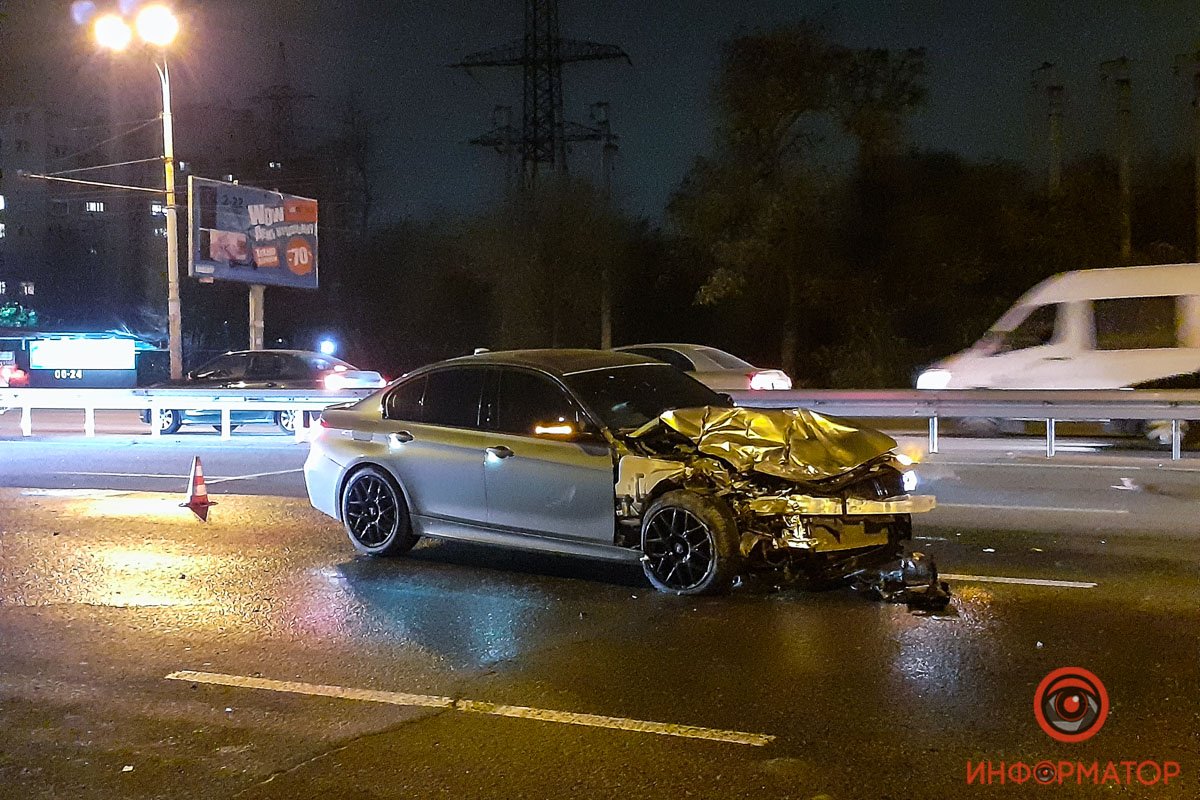 У BMW разбита передняя часть кузова У BMW разбита передняя часть кузова