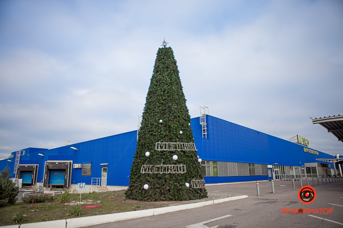 Елочки появились возле 2-х магазинов сети 