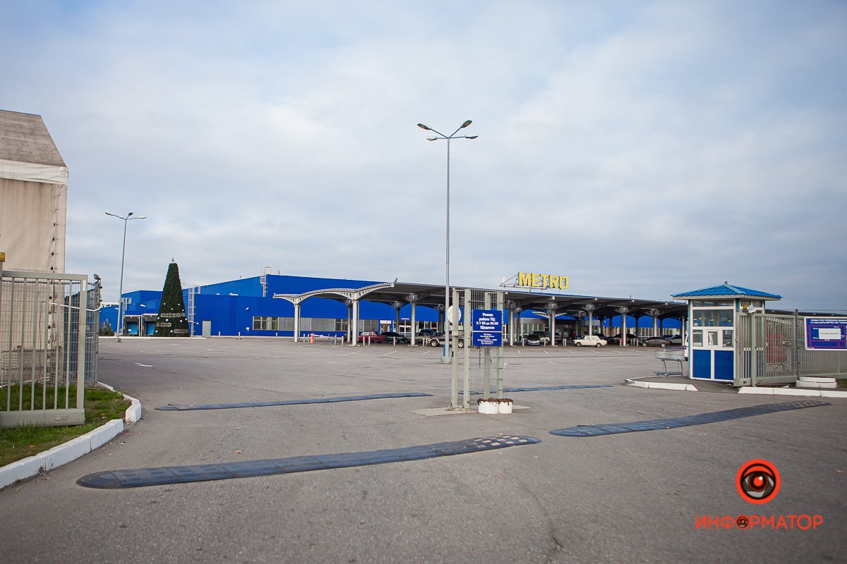 Елки расположились возле магазинов