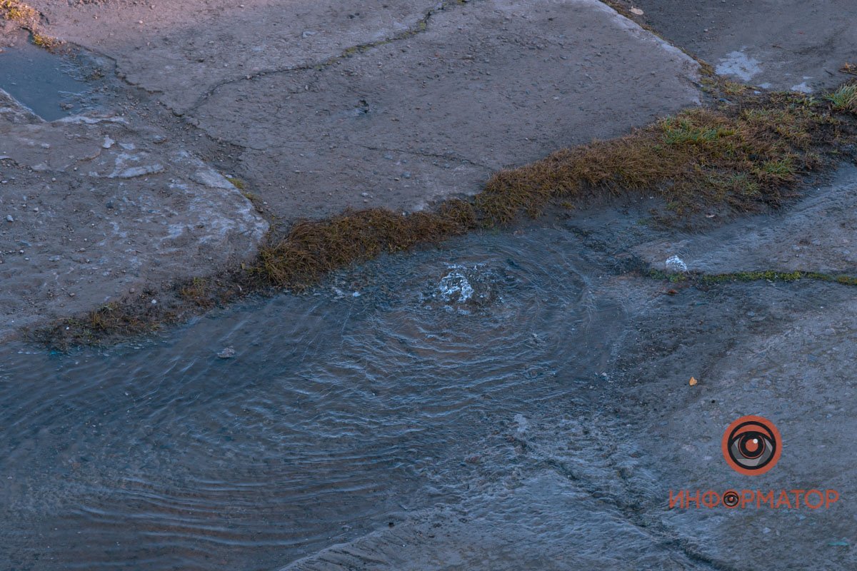 Вода стекает в реку