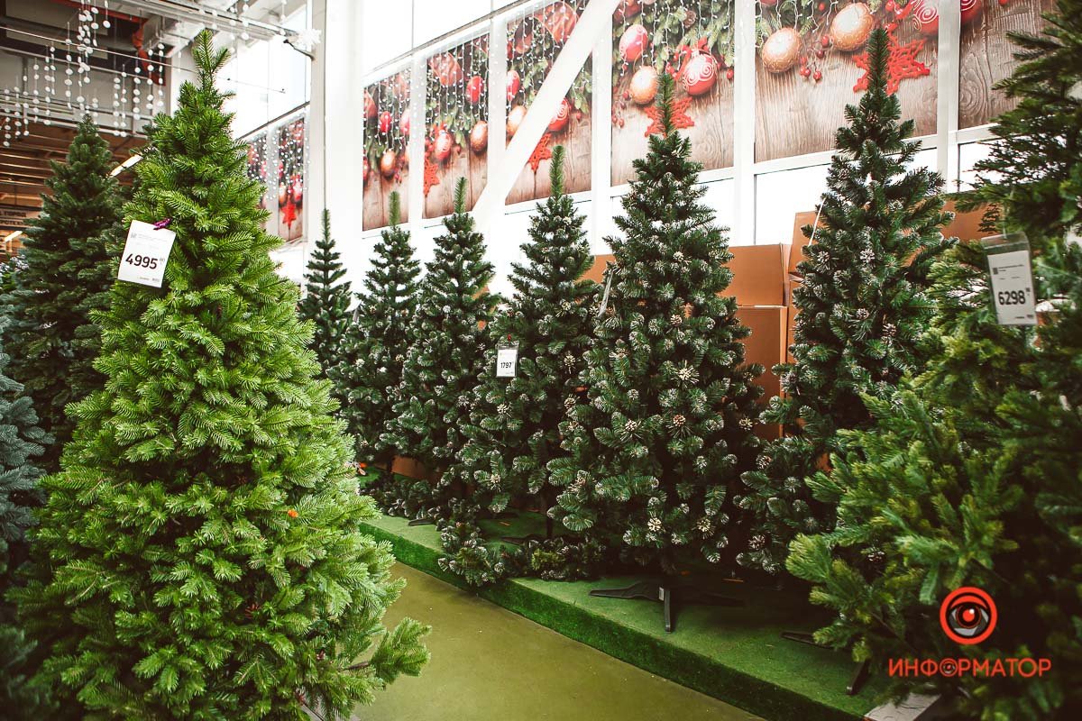 Жаль такая елочка не пахнет