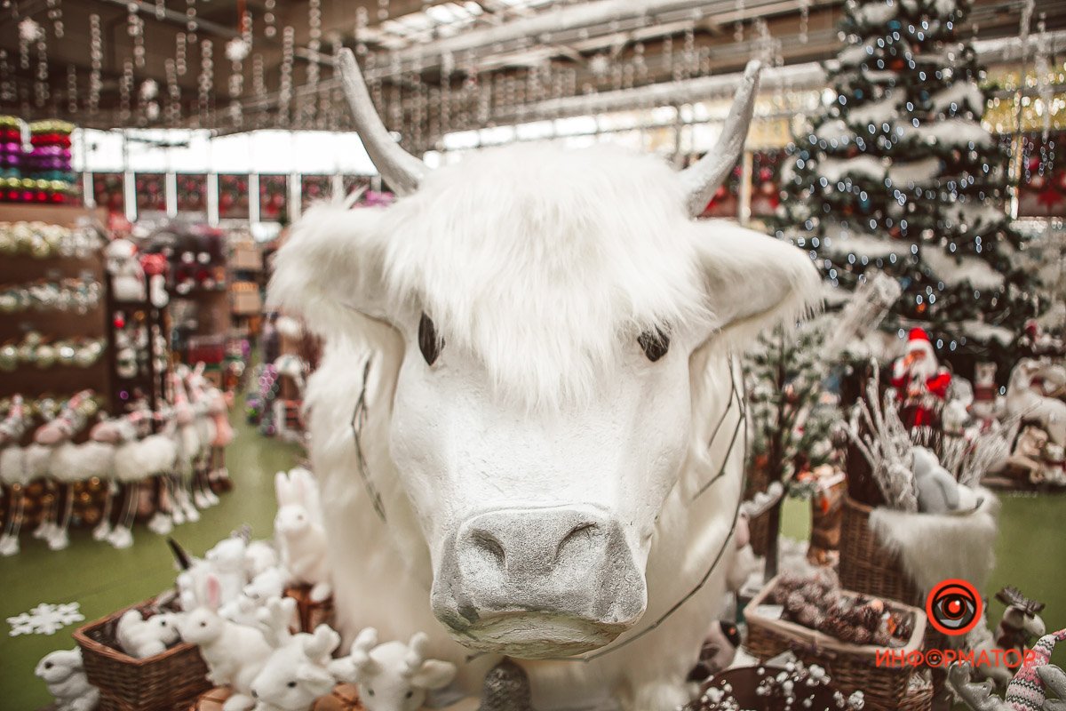 Идет бычок качается