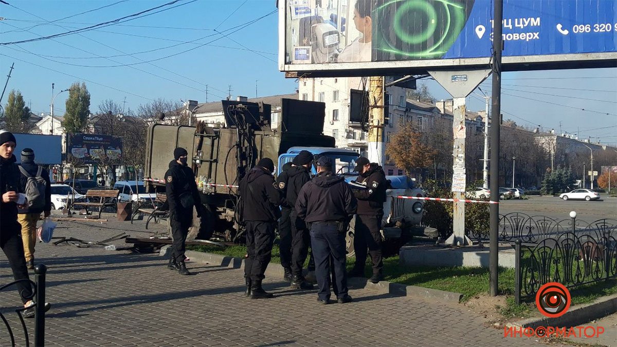 В Каменском мусоровоз врезался в столб и задел женщину с ребенком В Каменском мусоровоз врезался в столб и задел женщину с ребенком