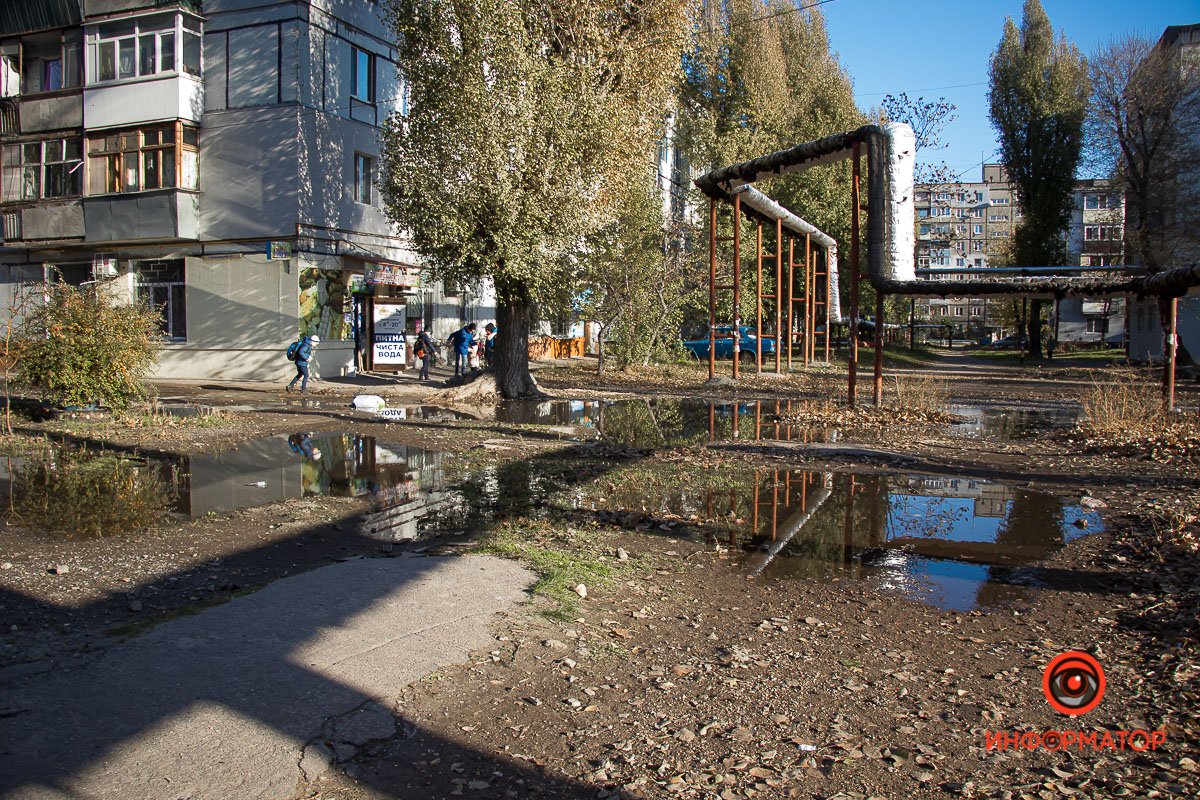 Из трубы теплотрассы била горячая вода Из трубы теплотрассы била горячая вода