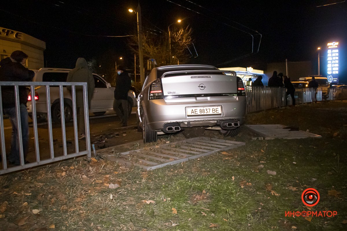 Opel вылетел в ограждение
