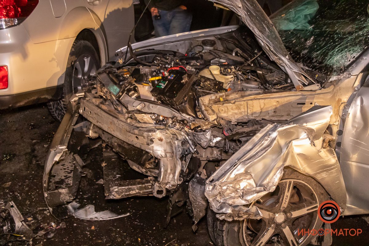 По словам одного из водителей, его машину занесло на мокрой дороге По словам одного из водителей, его машину занесло на мокрой дороге