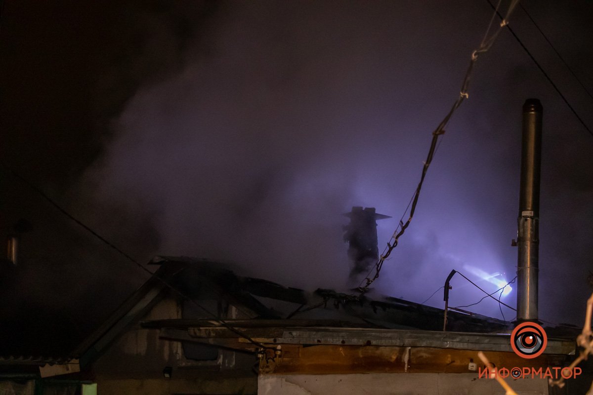 Загорелась крыша строения Загорелась крыша строения