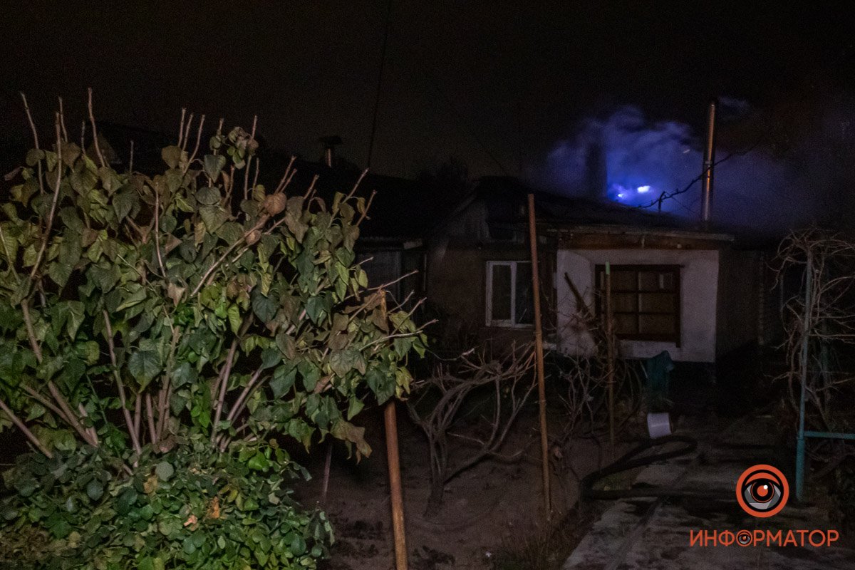 Спасатели вывели из дома пожилую женщину Спасатели вывели из дома пожилую женщину