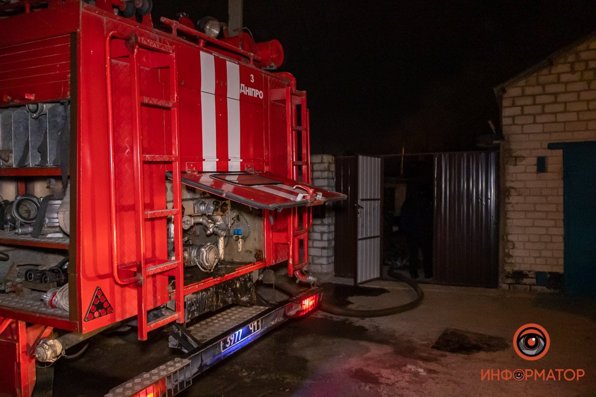 Спасатели вывели из дома пожилую женщину Следователи установят причину возгорания