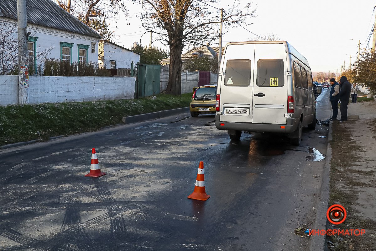 На Большой Диевской Peugeot столкнулся с 141 маршруткой На Большой Диевской Peugeot столкнулся с 141 маршруткой