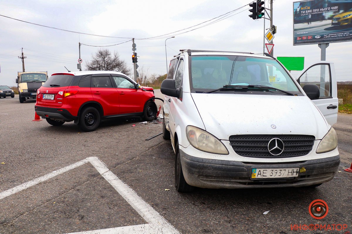 В Днепре на Аэропортовской столкнулись Suzuki и Mercedes 1