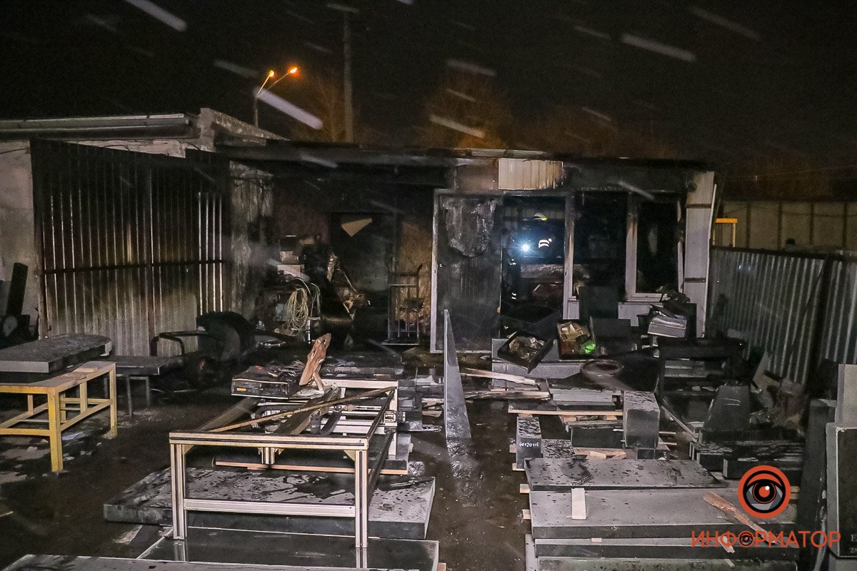 Горел склад с надгробными памятниками Горел склад с надгробными памятниками