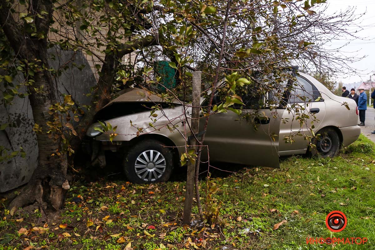 Автомобиль вылетел на обочину и врезался в забор частного дома Автомобиль вылетел на обочину и врезался в забор частного дома
