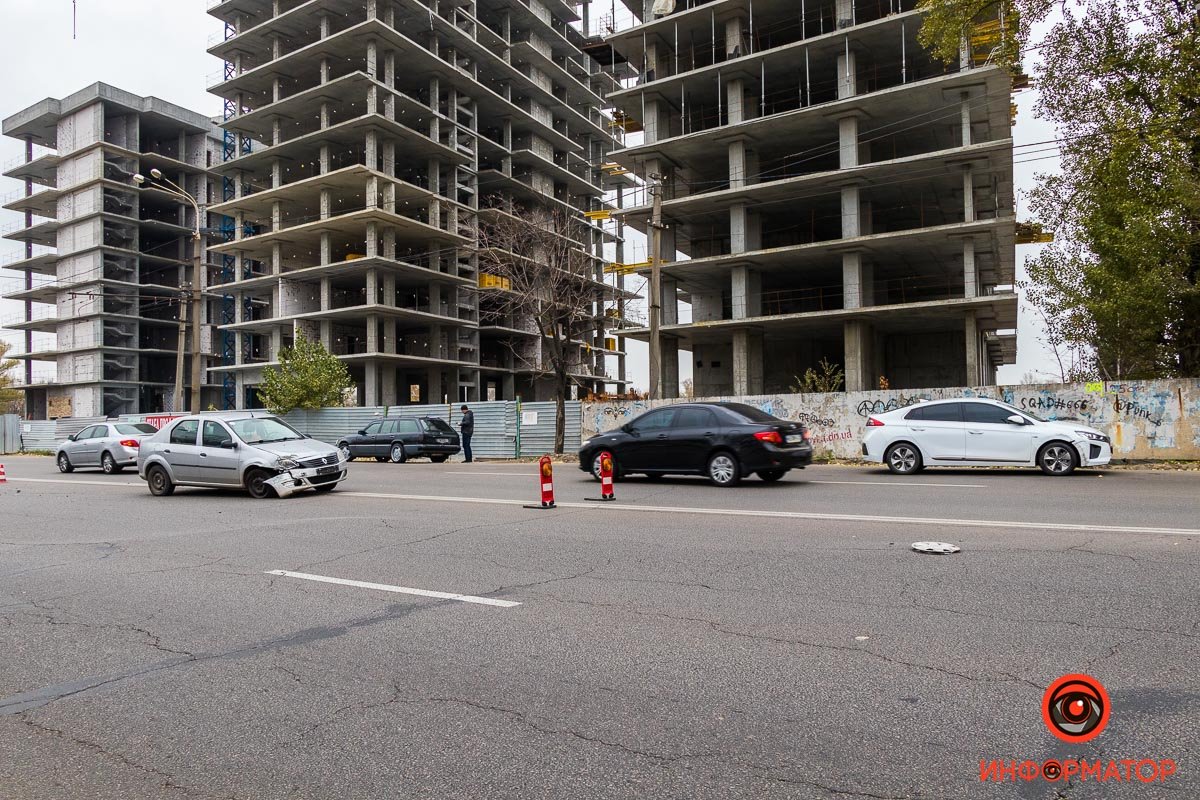 Автомобили стоят посреди проезжей части, поэтому будьте внимательными