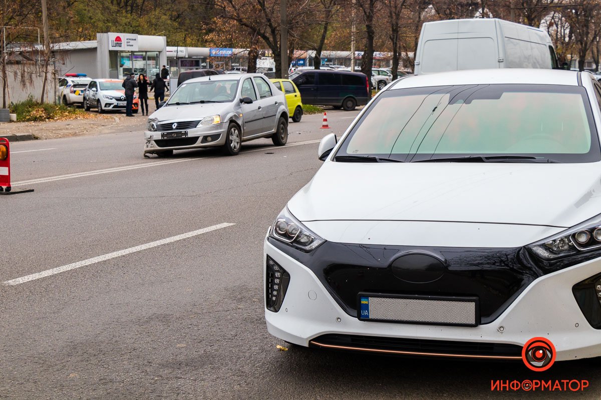 Пытаясь избежать столкновения с Renault и Volkswagen, водитель Hyundai выехал на встречку