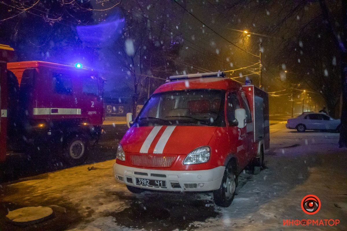 Горел 1-этажный дом, расположенный вплотную к 2-этажному зданию Горел 1-этажный дом, расположенный вплотную к 2-этажному зданию