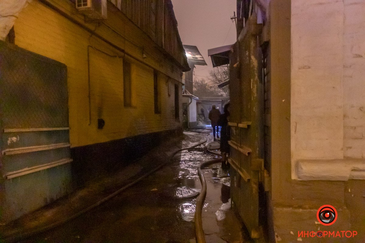 Спасатели заливали дом водой с крыши, так как сначала не могли попасть вовнутрь. Здание не было обесточено Спасатели заливали дом водой с крыши, так как сначала не могли попасть вовнутрь. Здание не было обесточено