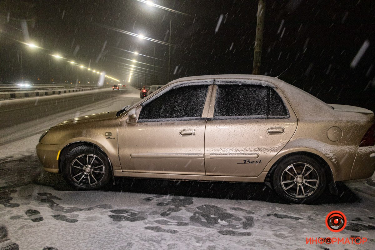 Автомобиль стоит поперек моста, заняты левая и центральная полосы в сторону правого берега Автомобиль стоит поперек моста, заняты левая и центральная полосы в сторону правого берега