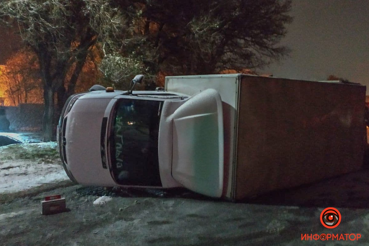 Авария случилась возле заправки «ОККО» примерно в 23:00. Водитель не пострадал