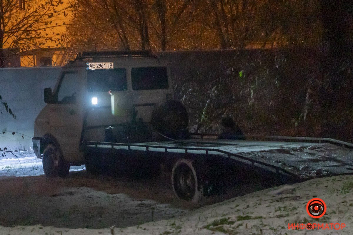 На место приехал эвакуатор, чтобы поставить грузовик на колеса и увезти с места ДТП