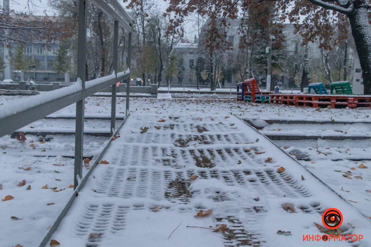 Осторожно: на ступеньках скользко Осторожно: на ступеньках скользко